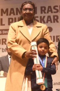 "प्रधानमंत्री राष्ट्रीय बाल पुरस्कार 2024 में सम्मानित 17 बच्चे, 3 साल के अनीश सरकार शतरंज में सबसे कम उम्र के प्लेयर"