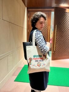 प्रियंका गांधी वाड्रा द्वारा संसद में "बांगलादेश" और "फिलिस्तीन" बैग के साथ प्रवेश