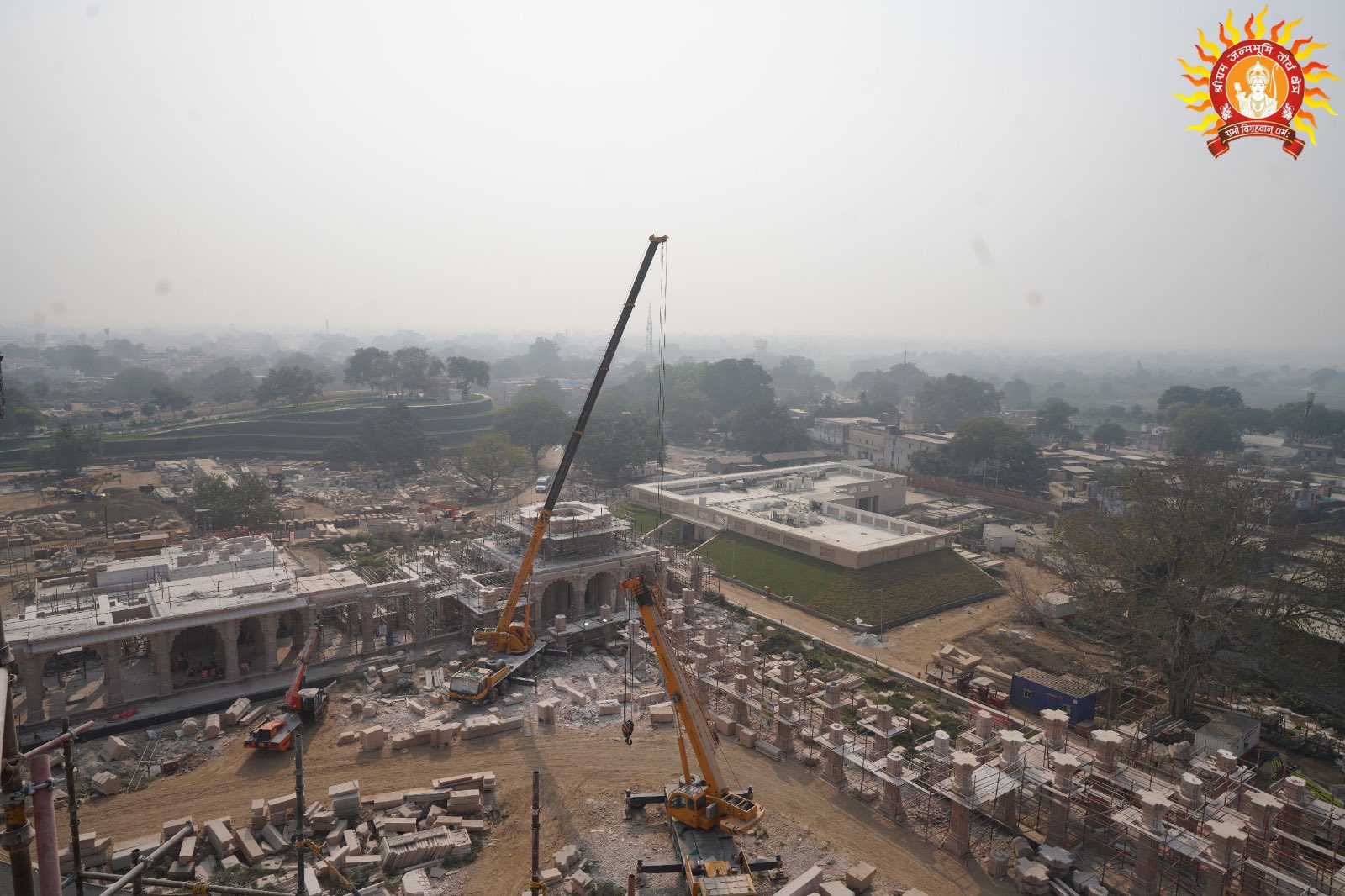 **"राम मंदिर ट्रस्ट ने अयोध्या में निर्माणाधीन शिव मंदिर और अन्य मंदिरों की तस्वीरें जारी कीं। 22 जनवरी 2024 को भगवान रामलला की प्राण प्रतिष्ठा के लिए खास समारोह होगा।"**