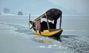 **श्रीनगर की जमी हुई डल झील, बद्रीनाथ में जमे झरने और उत्तर भारत में सर्दी का प्रकोप।**