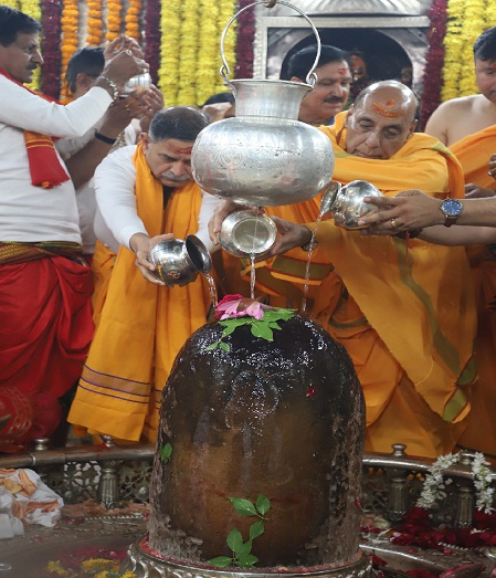 "राजनाथ सिंह ने उज्जैन के महाकालेश्वर मंदिर में पूजन कर देश की खुशहाली और उन्नति की कामना की"