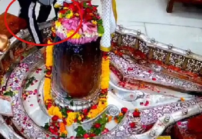 "mahaakale-mandir-garbhragh-me-yuvak-shivling-chhua"