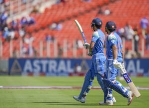 **"IND vs ENG तीसरा वनडे: रोहित शर्मा आउट, गिल-कोहली क्रीज पर, भारत 43/1"