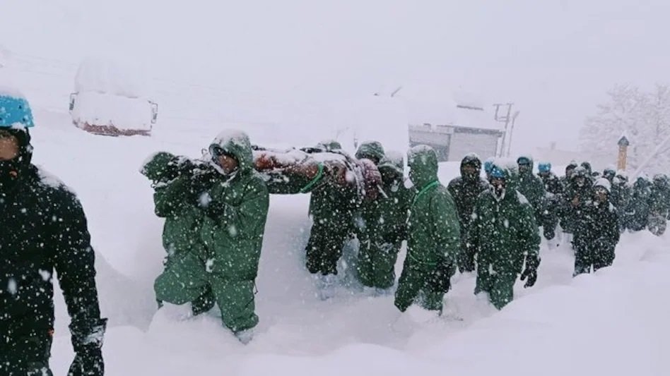 himachal-heavy-snowfall-roads-closed-chamoli-labourers-trapped