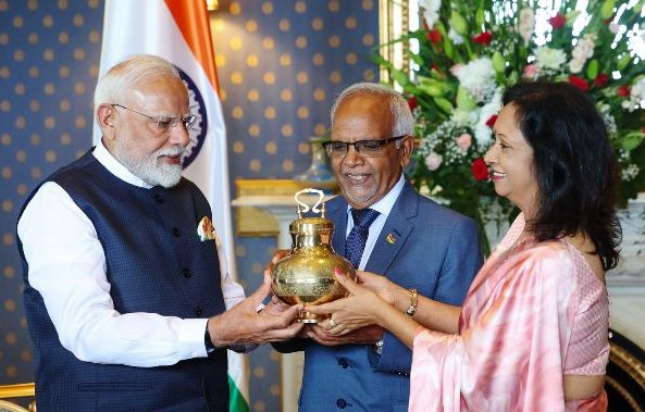 "pm-modi-gifts-kumbh-holy-water-to-mauritius-president"