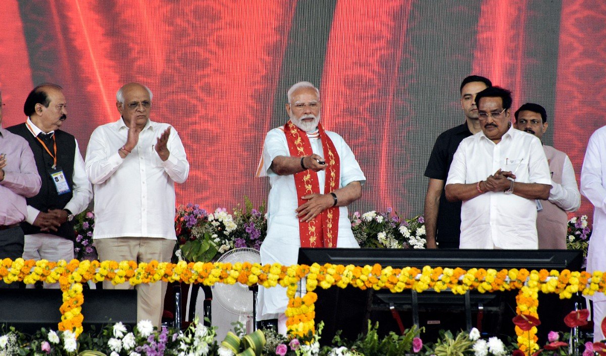 pm-modi-gujarat-lakhpati-didi-financial-aid-projects-launch