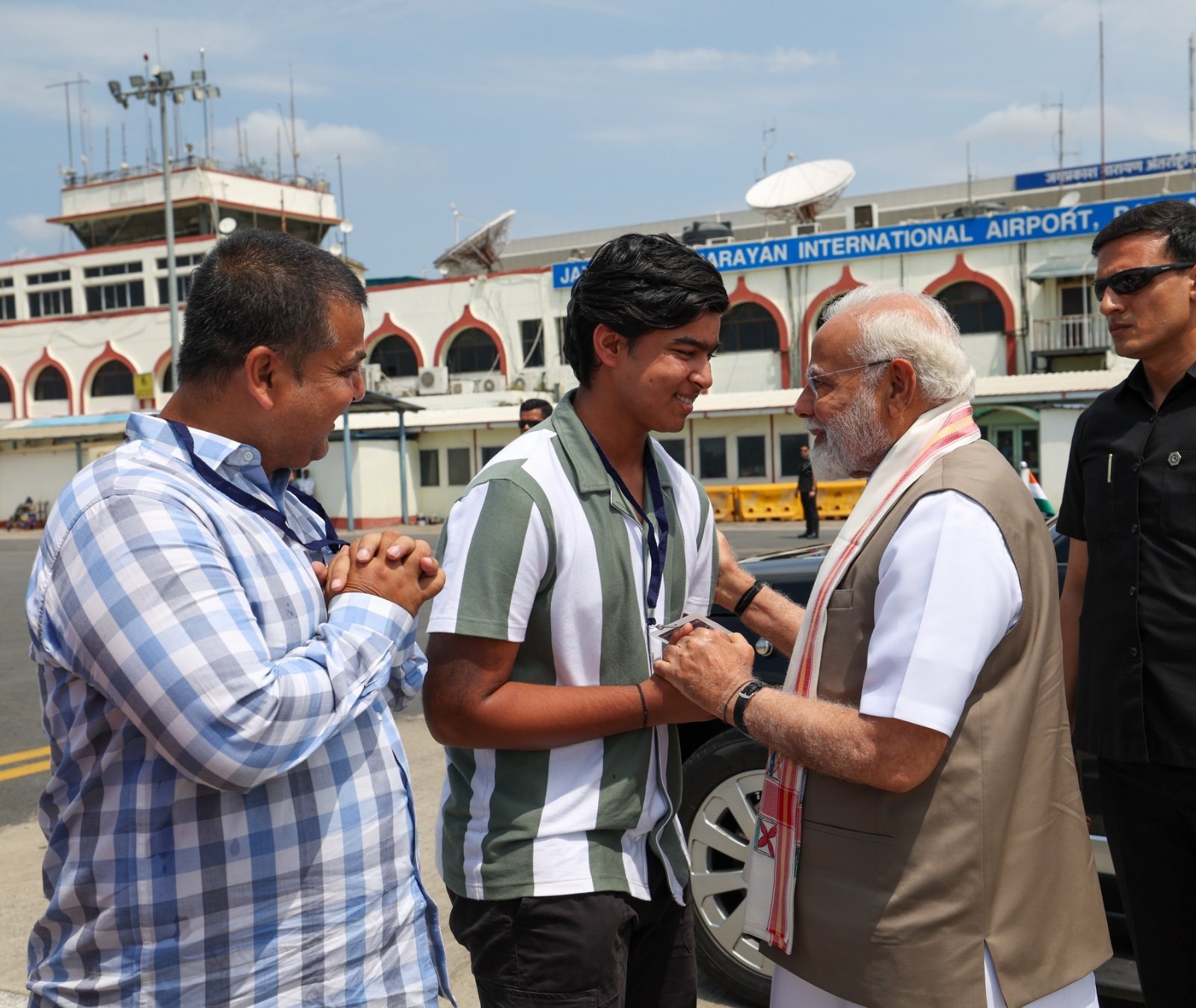 पटना एयरपोर्ट पर पीएम मोदी से मिले युवा क्रिकेटर वैभव सूर्यवंशी, IPL में रचा इतिहास