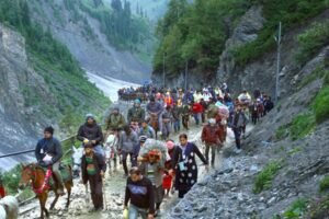 amarnath-yatra-2025-first-batch-welcomed-in-kashmir