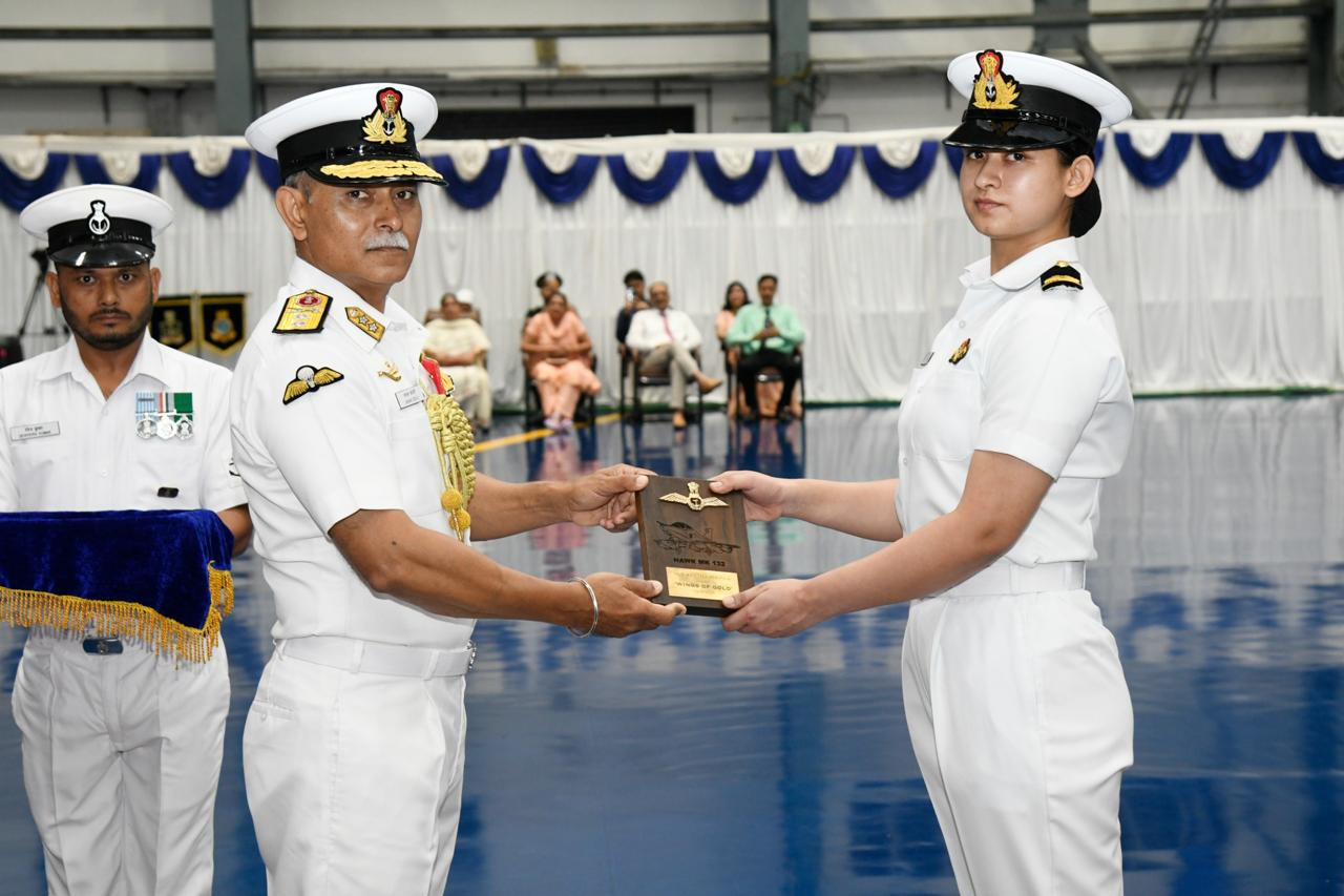 aastha-poonia-first-woman-fighter-pilot-indian-navy