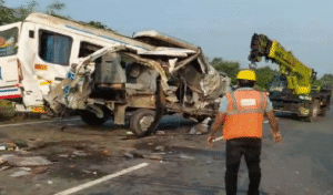 shivpuri-truck-traveller-accident-4-gujarat-dead