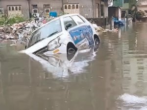 kolkata-heavy-rain-flood-7-dead-flights-metro-affected